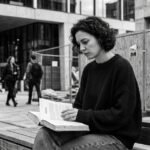 Anomie définition : individu isolé dans une foule urbaine, illustrant la désintégration des normes sociales