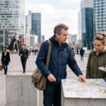 Vue panoramique d'une métropole moderne avec ses immeubles et son activité urbaine dense